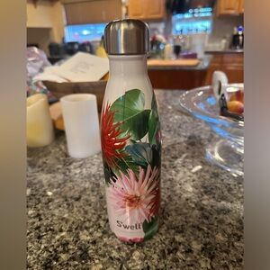 LIKE NEW SWELL bottle 17 oz unique Hawaiian design